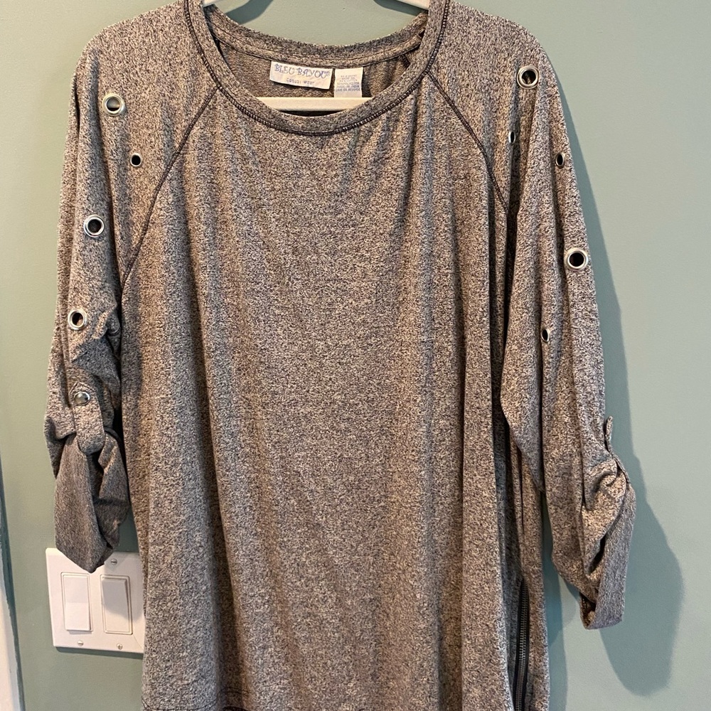 Bleu Bayou cotton/poly top with grommets on sleeves